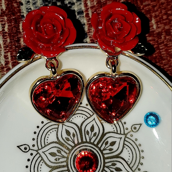 Fine jewelry red heart ❤️ crystal stud earrings with metal backs. - Picture 4 of 5